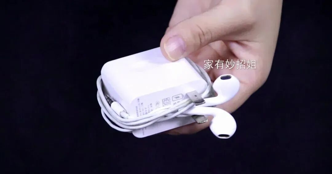 旧手机充电头别扔，放家里用途帮大忙，我也是才清楚，回家快找找