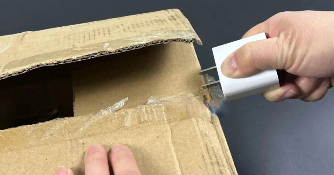 旧手机充电头别扔，放家里用途帮大忙，我也是才清楚，回家快找找