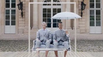 Thom Browne（汤姆·布朗）2026春夏高级成衣发布秀，与“外星生物”的超凡接触。