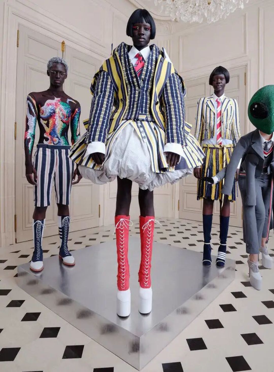 Thom Browne(汤姆·布朗)2026春夏高级成衣发布秀,与“外星生物”的超凡接触。