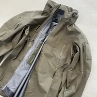 硬壳冲锋衣怎么选？别只看防水指数，通勤党和登山党真正该盯紧的3个参数差