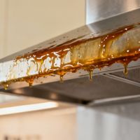 老管家中性去油快但伤铝，氧净温和却怕硬垢：四款油烟机清洁剂实测，谁才是你家灶台的“本命”搭档？