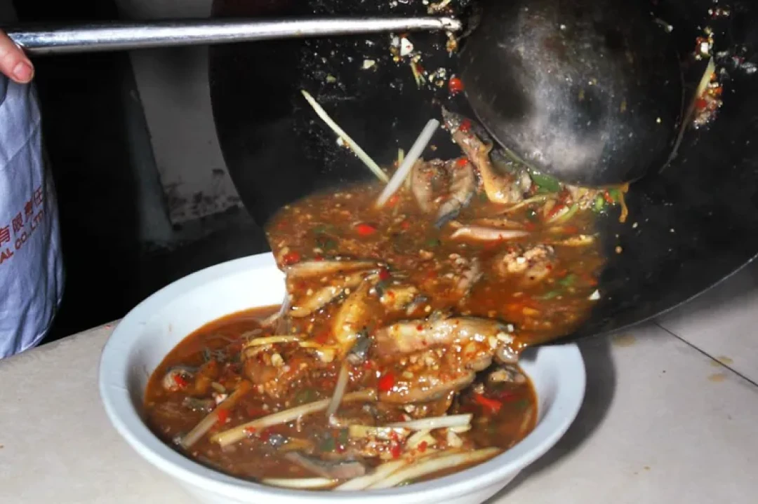 夫妻肺片,水煮泥鳅,泡豇豆烧鳝鱼,宝塔肉,锅巴肉片,霸王兔,旱蒸甲鱼,葱葱鲫鱼…15道麻辣咸香、刺激温润并存的热卖川菜