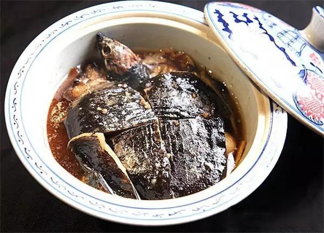 夫妻肺片,水煮泥鳅,泡豇豆烧鳝鱼,宝塔肉,锅巴肉片,霸王兔,旱蒸甲鱼,葱葱鲫鱼…15道麻辣咸香、刺激温润并存的热卖川菜