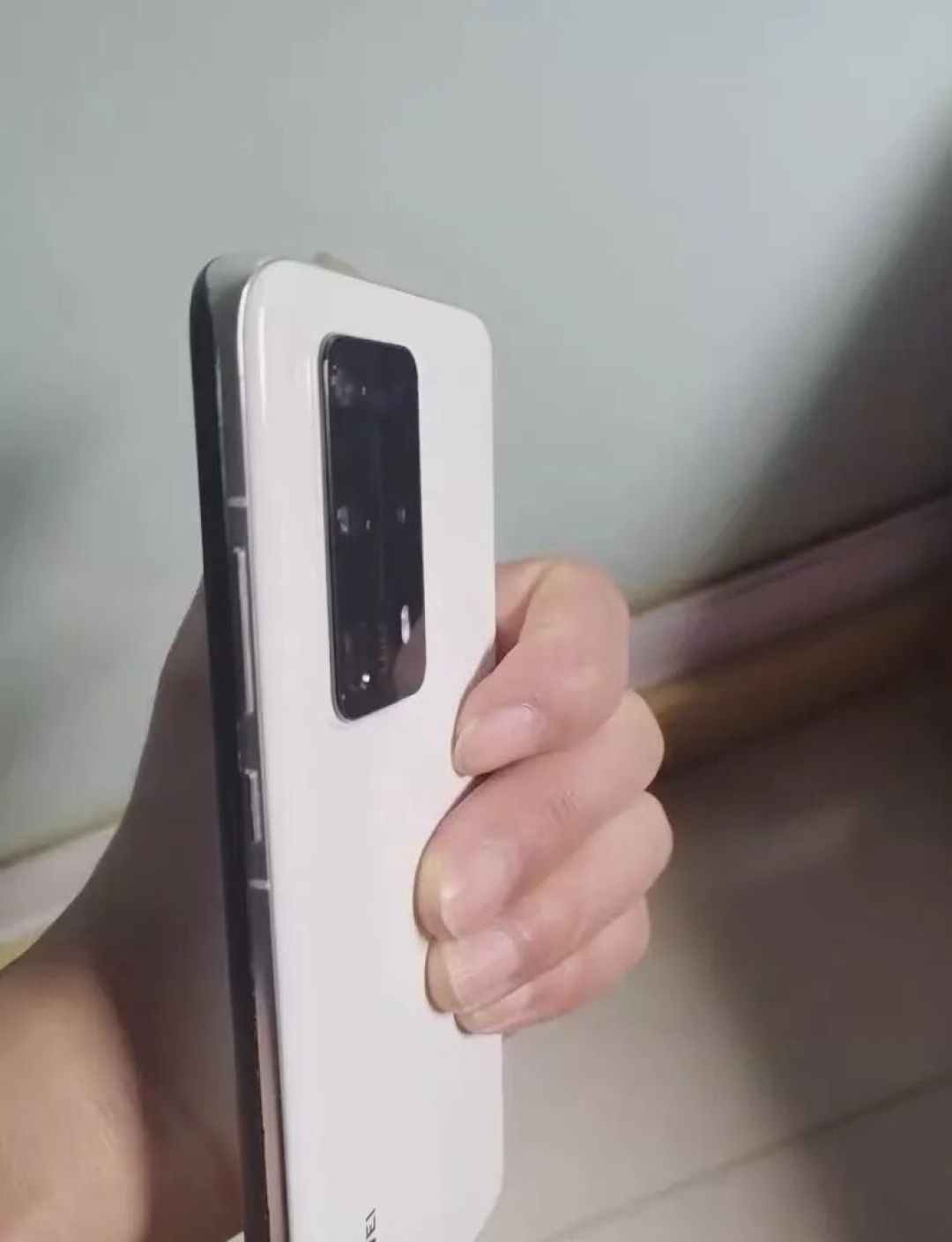 420元的华为麒麟990，100倍变焦+徕卡四摄+四曲屏，拿出去仍有面子