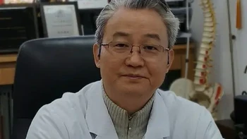 智商税-2：保健枕，是希望还是消费陷阱？ 许多高价保健枕宣传能矫正颈椎、治疗疼痛，但真相是：枕头无法改变骨骼结构！它的核心作用只是支撑与放松，错误选择反而会加重问题。
✅ 科学选枕原则：
仰卧：枕头压实后高度约 一拳（8-12cm），填满颈部悬空，额头与下巴连线水平。
侧卧：高度约 一侧肩宽，保证颈椎不侧弯。
材质：透气、可适度塑形，避免过软或过硬。
#保健枕 #颈椎护理 #睡眠健康 #必坑指南