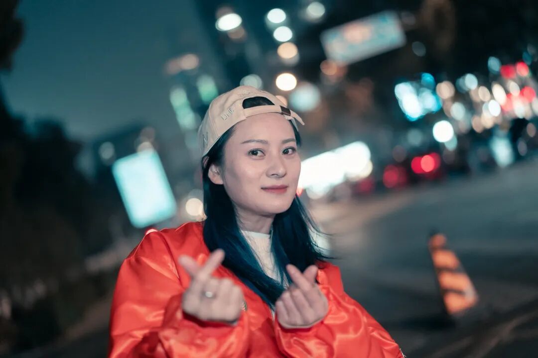 暗暗的黑夜,却有着热辣的心情,走进夜色,来一组街拍潮酷人像吧!