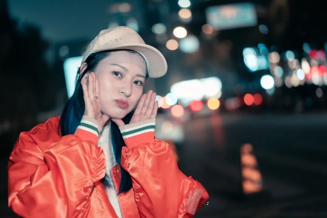 暗暗的黑夜,却有着热辣的心情,走进夜色,来一组街拍潮酷人像吧!