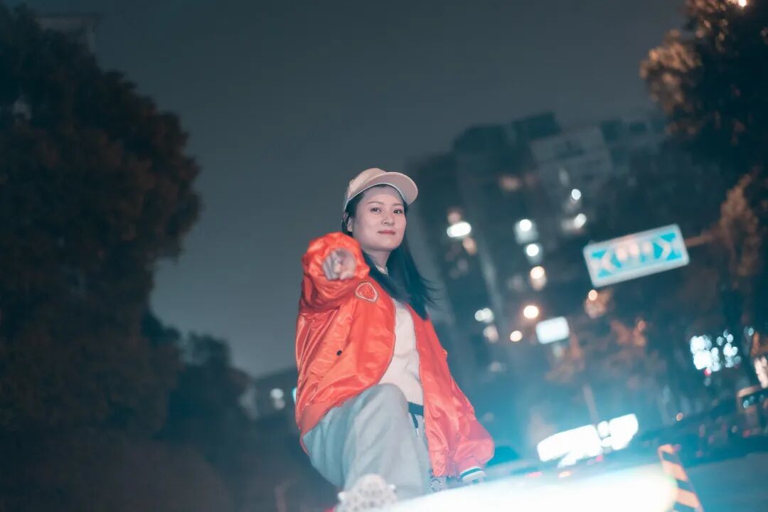 暗暗的黑夜,却有着热辣的心情,走进夜色,来一组街拍潮酷人像吧!