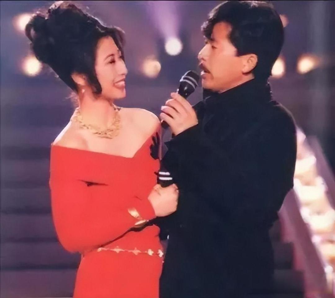 64岁叶倩文穿透视装上台,77岁林子祥一句评价,暴露婚姻真实状况