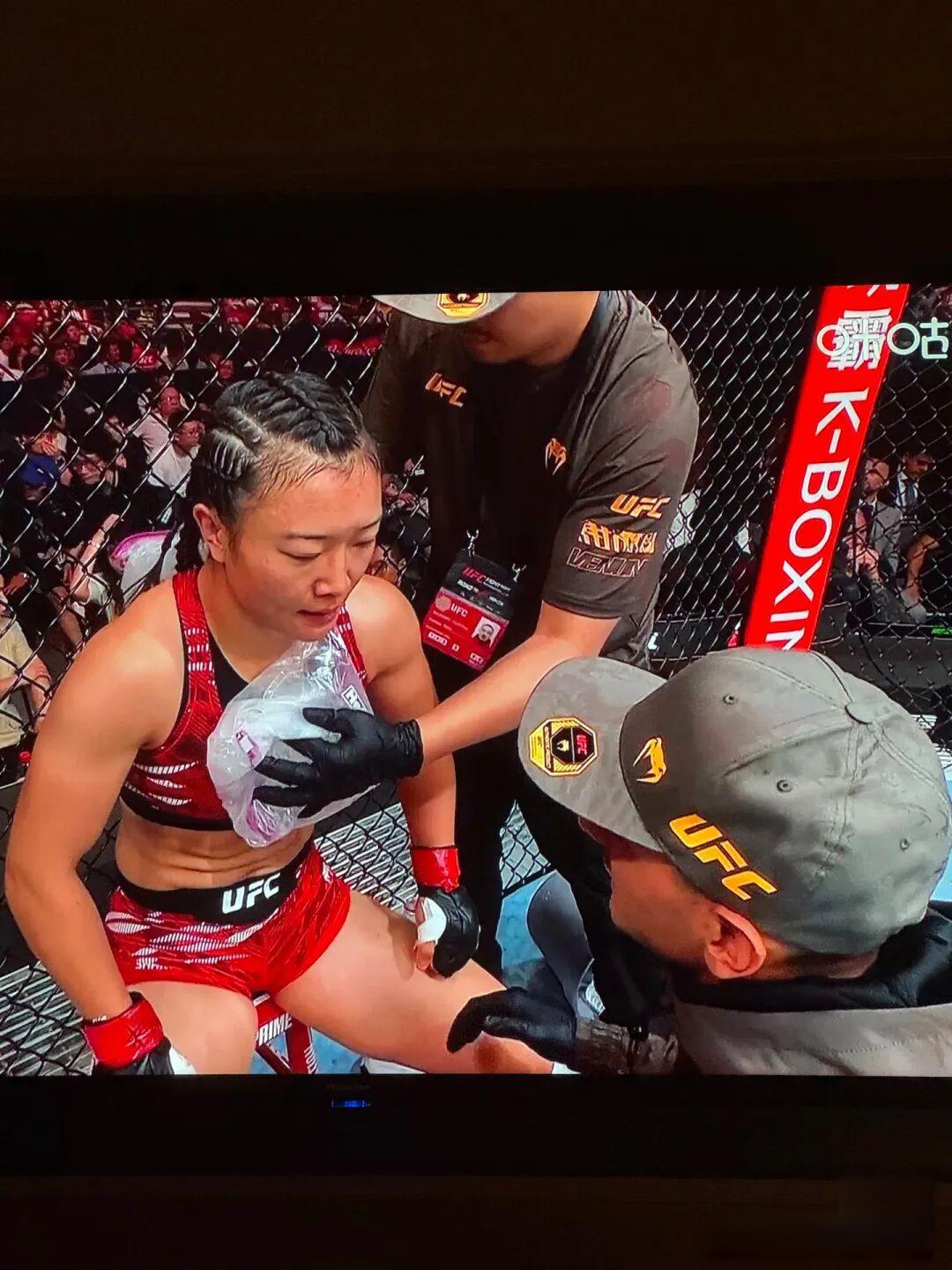 既能全麻又能拳麻的石铭顺利打完属于她的第一场UFC