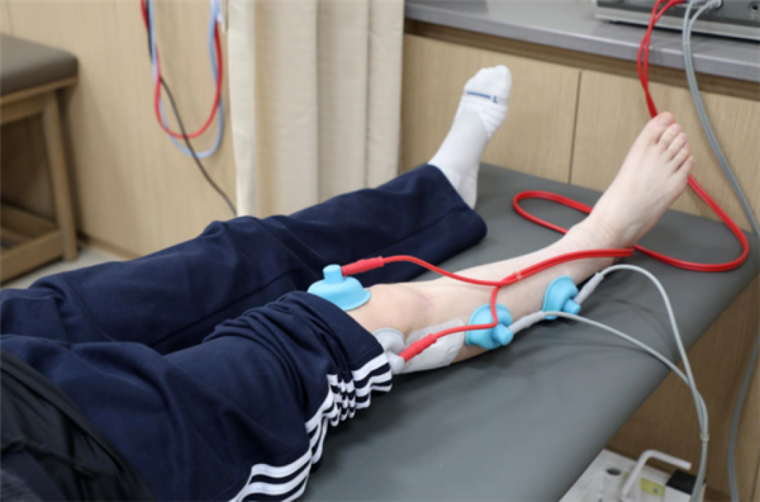 高中生爱跷二郎腿 起床突然下肢瘫痪