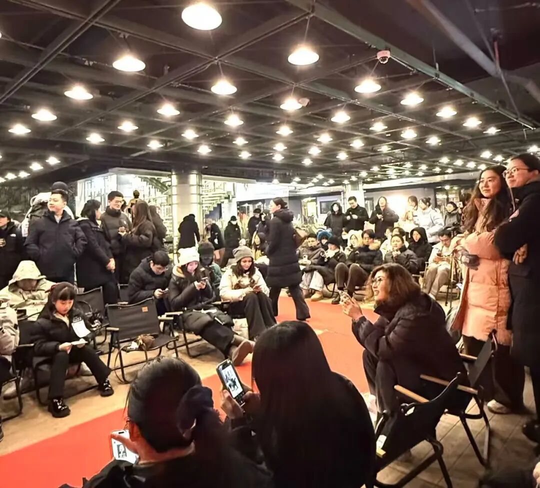 女子举办“北京第一届黑色羽绒服选美大赛”引数百人围观:冠军是只小狗,季军称很好玩