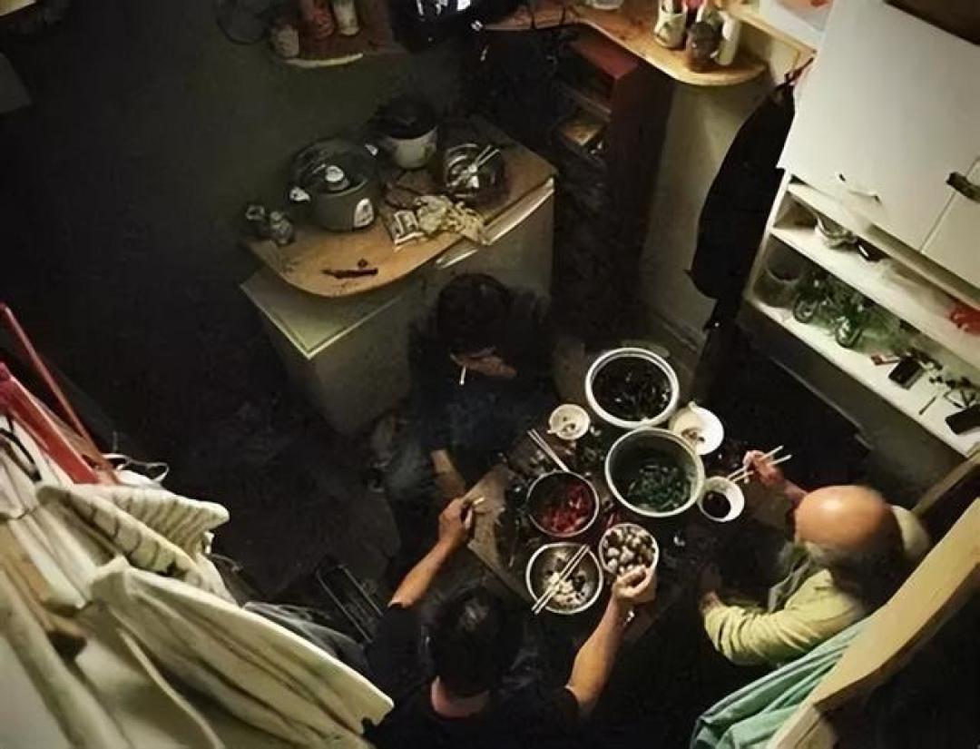 居于美国的中国穷人：男女同住，毫无私隐，为何硬扛不愿回国？