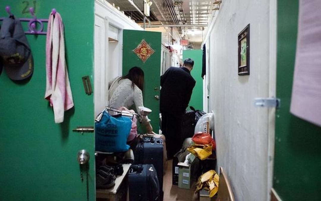 居于美国的中国穷人：男女同住，毫无私隐，为何硬扛不愿回国？