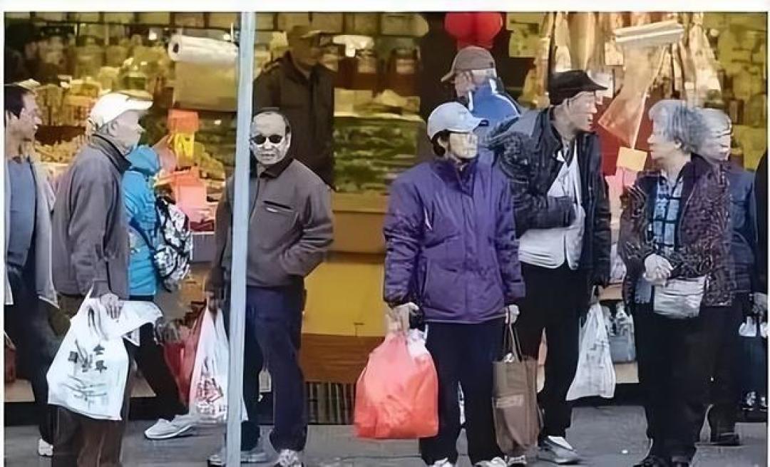居于美国的中国穷人：男女同住，毫无私隐，为何硬扛不愿回国？