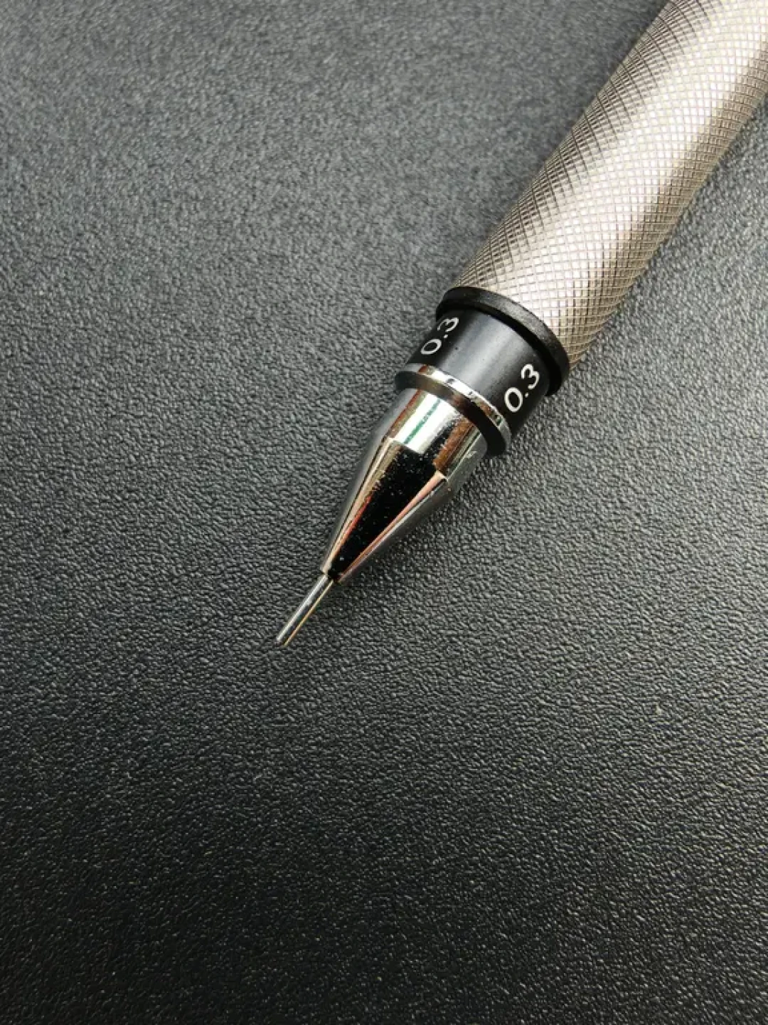三菱Hi uni 3050 —— 彩色碳纤维