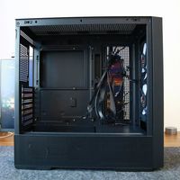 别被颜值骗了！2025四款热门海景房机箱实测：散热、兼容、装机体验谁真能打？