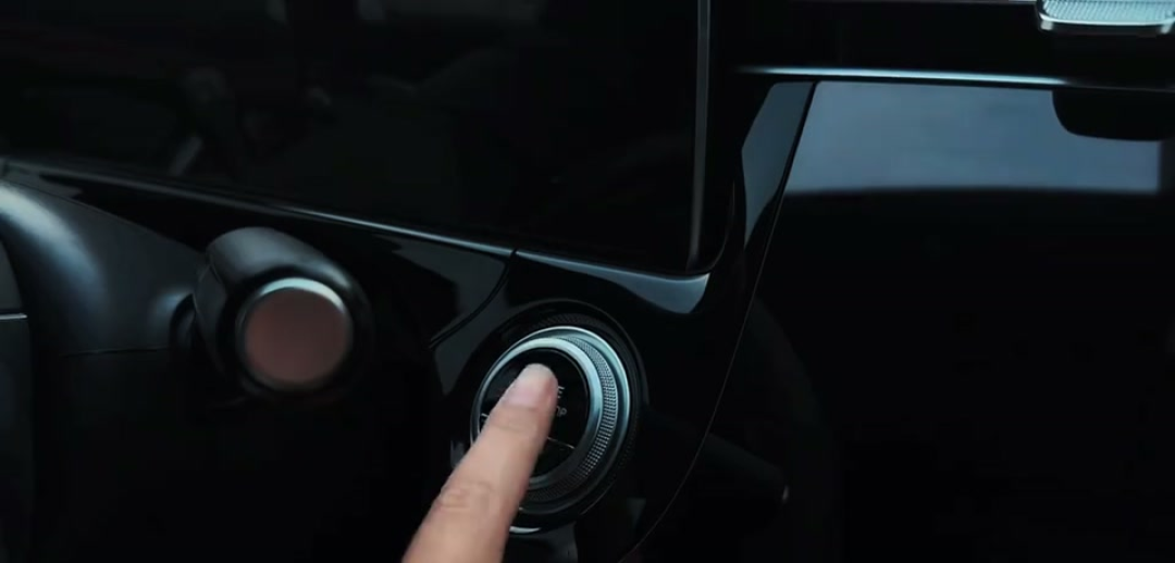 2025 款奔驰 E300L：立标立的不是车标，是很多人憋了半辈子的那口气