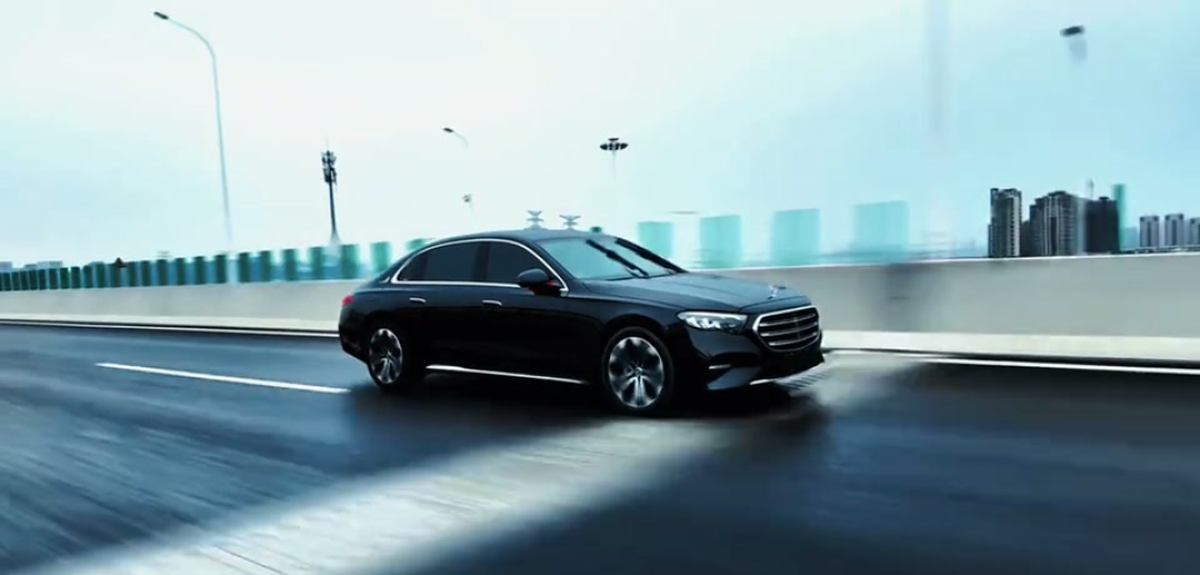 2025 款奔驰 E300L：立标立的不是车标，是很多人憋了半辈子的那口气