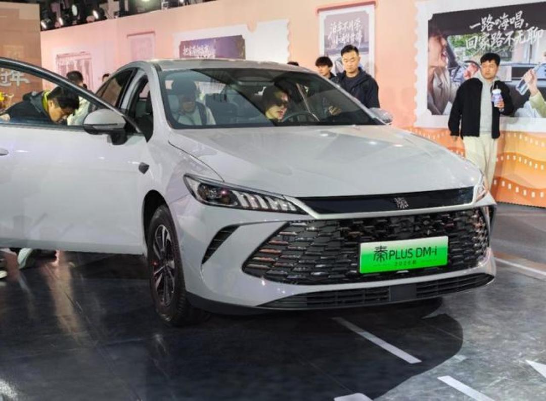2026款秦PLUS对比2025款,纯电续航多90公里,少了一项配置