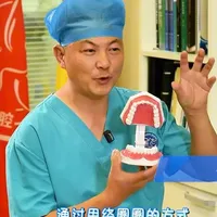 洁牙不当埋健康隐患,黄院长分享 25 年自创 “3,5,15” 科学刷牙妙招。#科学刷牙 #牙齿健康全身受益 #口腔护理干货 @云南广播电视台
