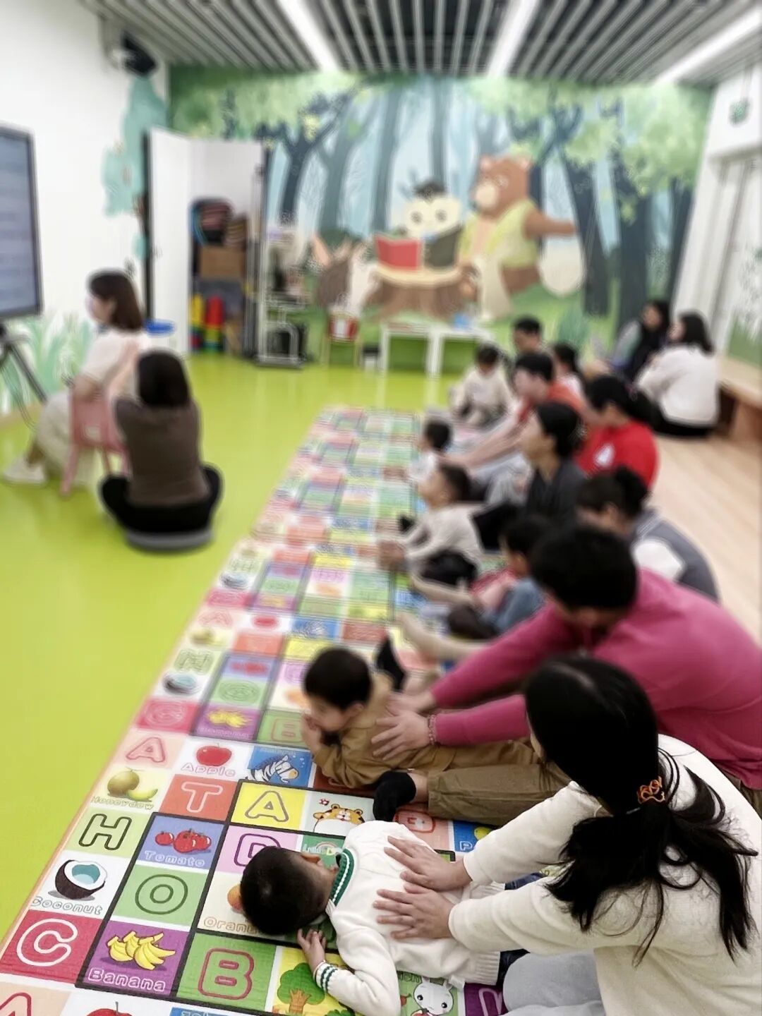 用《我的情绪小怪兽》+故事抚触,帮2~3岁娃轻松学会表达情绪~
