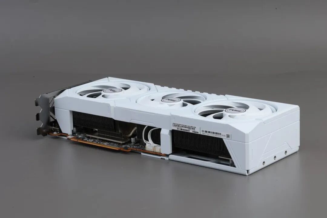 蓝宝石RX9070GRE极地OC评测:光栅游戏压过RTX5060Ti,专业领域加速4倍