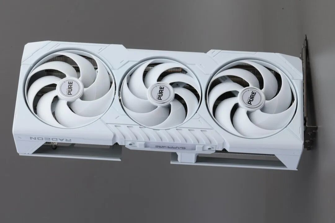 蓝宝石RX9070GRE极地OC评测:光栅游戏压过RTX5060Ti,专业领域加速4倍