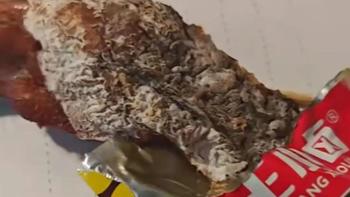 网友称“开袋发现鸡爪已发霉”，网红零食品牌回应