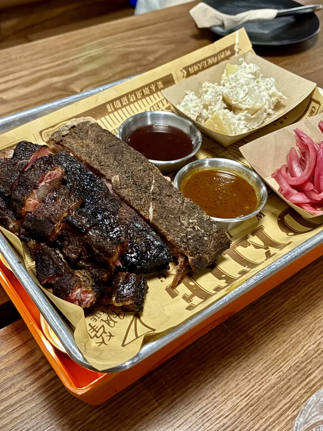 北京美式烤肉新据点!烟熏猪肋排一口脱骨🍖