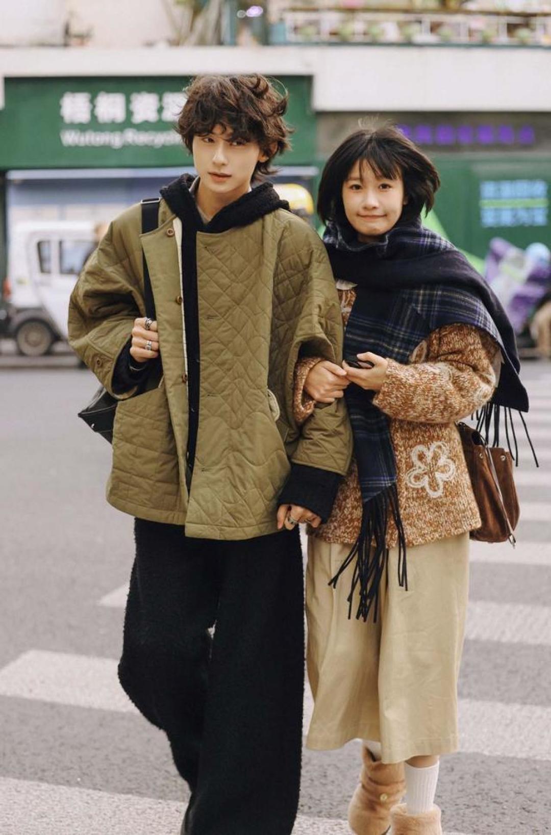 被上海女生惊艳了：上街爱穿“裙子+靴子”，时髦高级，太养眼！