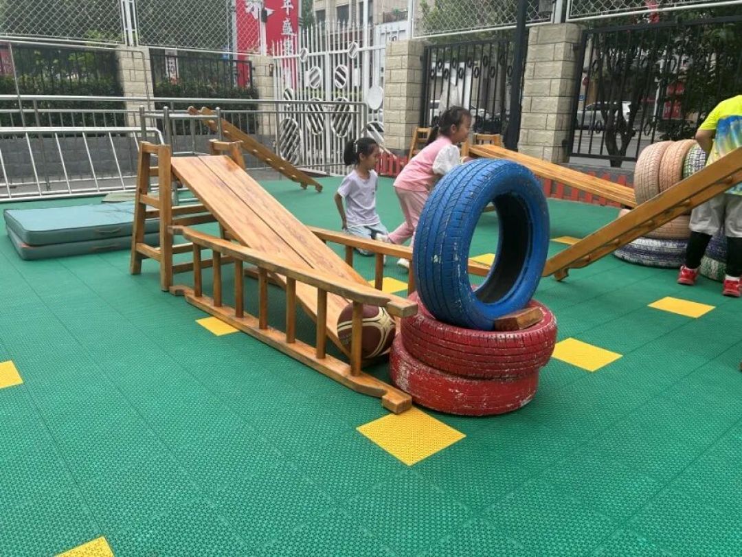 自主游戏案例|《探秘不同球的轨道》:不预设、不干预!看轮胎、篮球、木板如何玩出创意探究