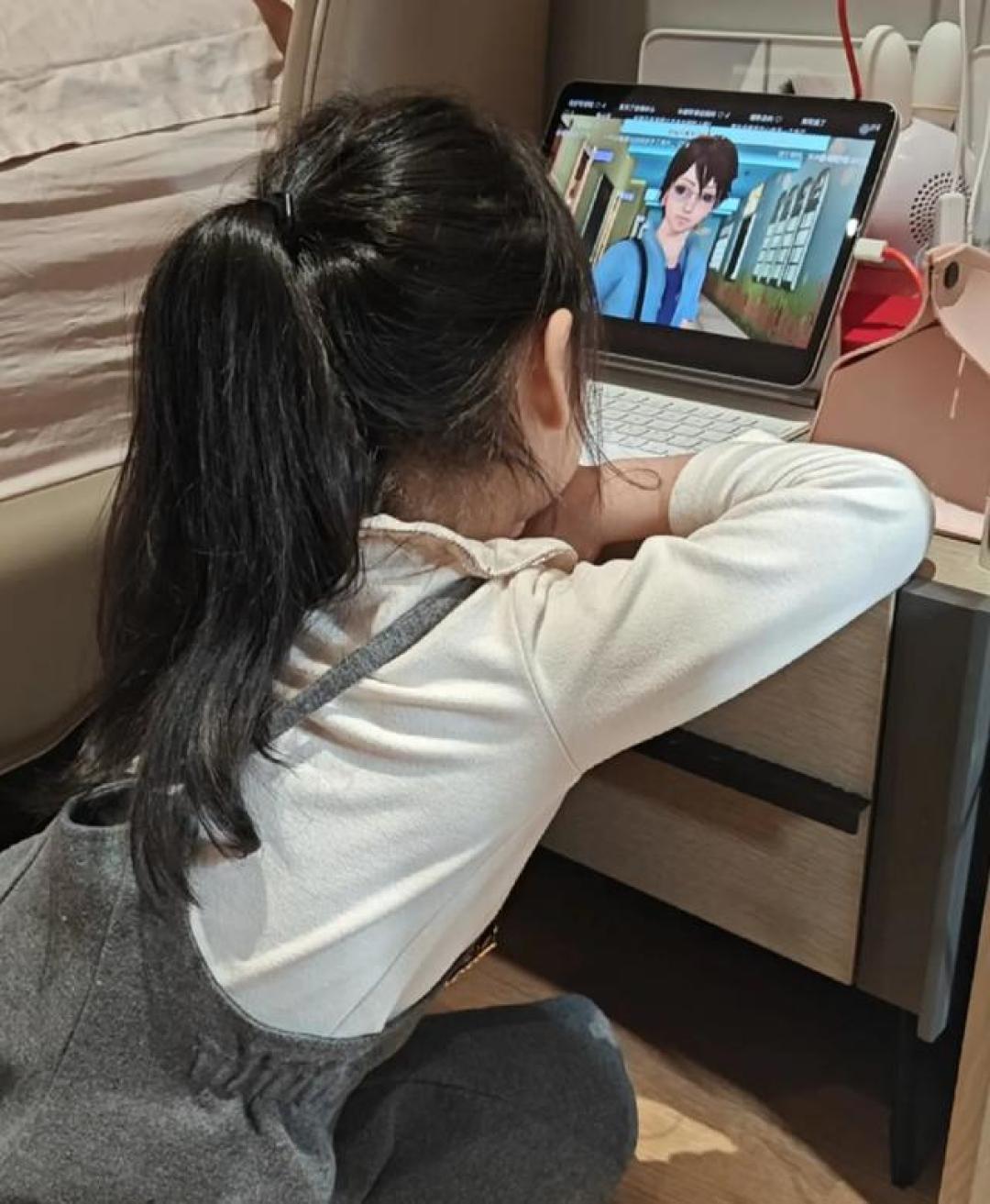 国家明确:孩子不是不能玩手机,而是要这么玩,长大后差距超明显