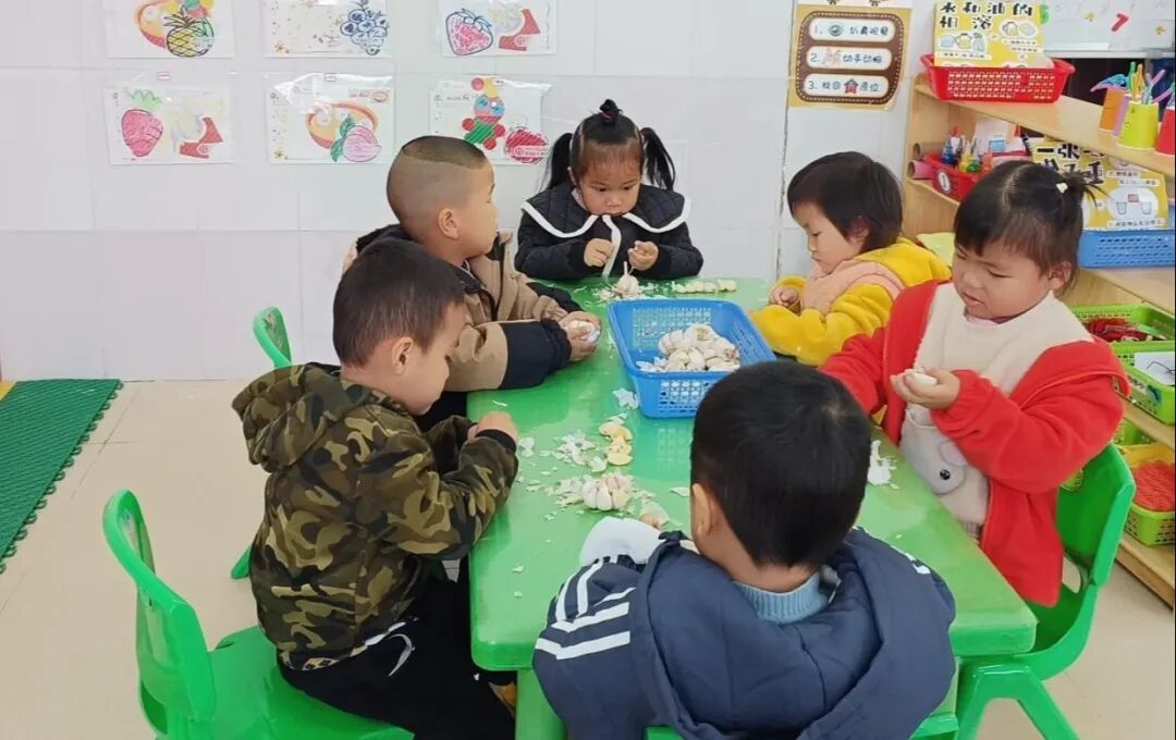自主游戏案例|《“蒜” 你最棒》:小大蒜藏大教育,生活化资源赋能小班生成性课程落地