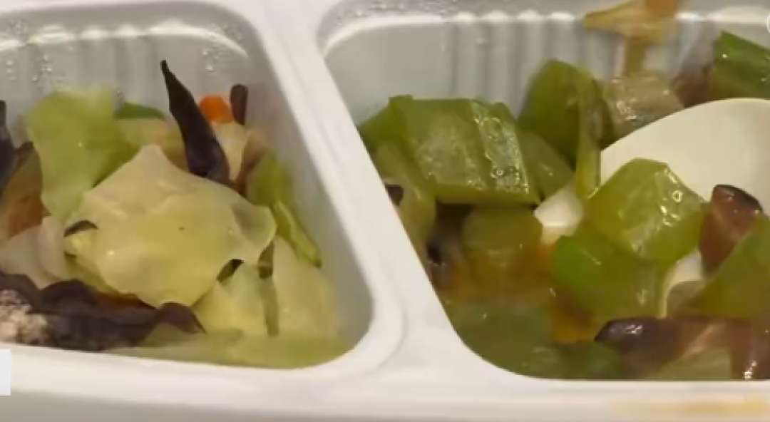 盒饭木耳疑发霉 高铁:是白背黑木耳