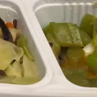 盒饭木耳疑发霉 高铁：是白背黑木耳