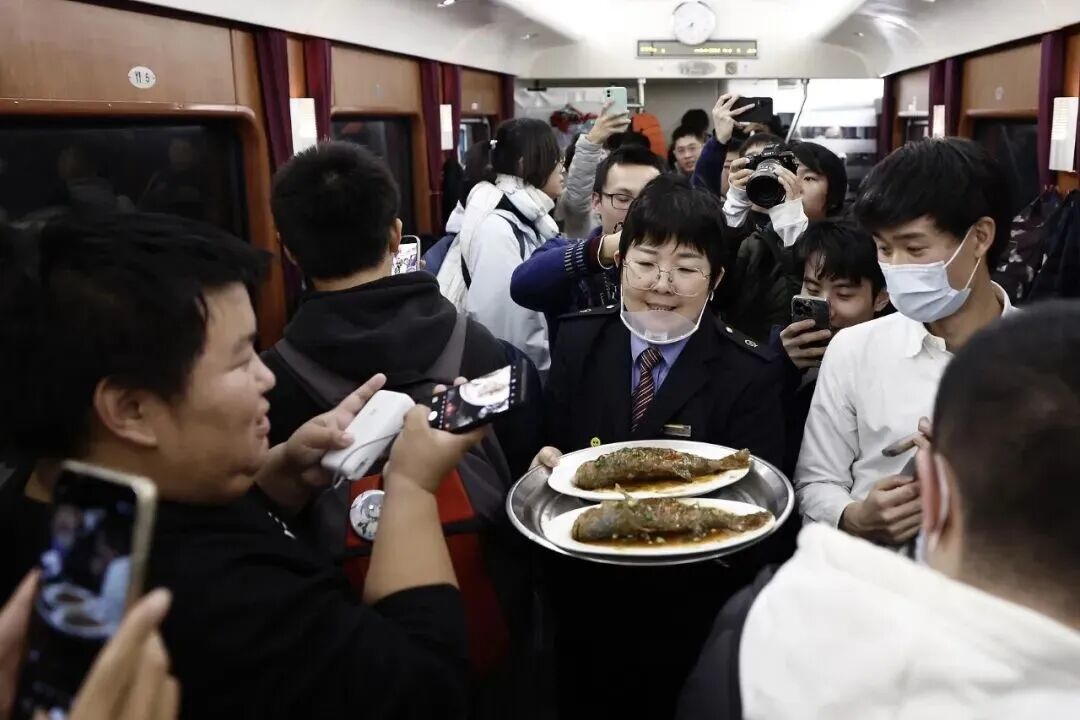 2026年春运开启,回溯绿皮火车上的记忆:现炒菜,正在春运路上消失…………