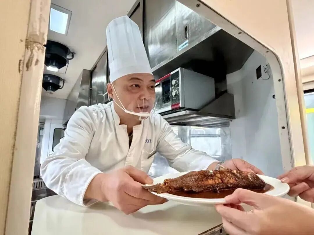 2026年春运开启,回溯绿皮火车上的记忆:现炒菜,正在春运路上消失…………
