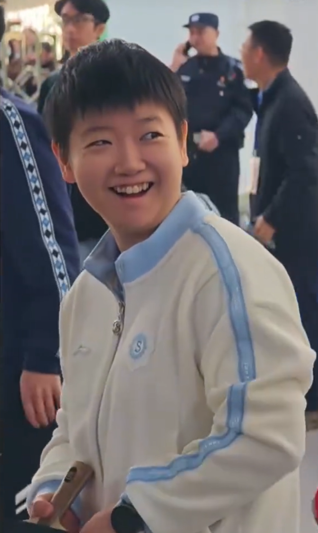 〖莎莎在这!〗国乒进军校园,莎莎扎小孩堆里找不到了!王楚钦鼓励学生勇敢追梦!