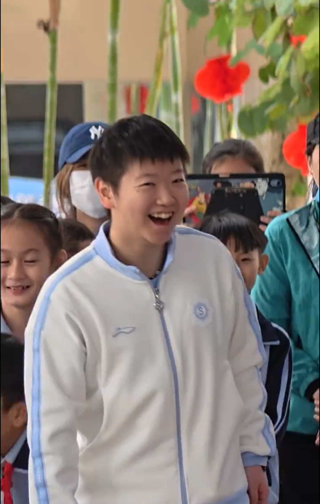 〖莎莎在这!〗国乒进军校园,莎莎扎小孩堆里找不到了!王楚钦鼓励学生勇敢追梦!