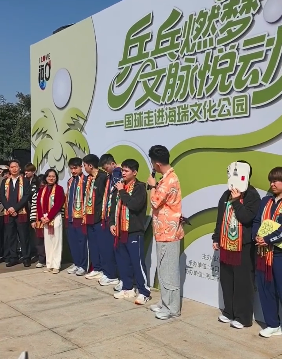〖莎莎在这!〗国乒进军校园,莎莎扎小孩堆里找不到了!王楚钦鼓励学生勇敢追梦!
