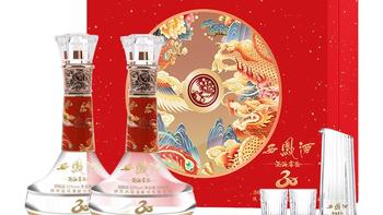 沉浸式的西凤酒品鉴，搭配灵魂下酒菜 #西凤酒 #民间测评 #白酒 #一百八一杯 陕西人的骄傲，是口粮酒里的 常青树，更是凤香型白酒的经典代表，没错，就是这瓶 55 度高脖绿陕西版西凤酒！咱今天不搞虚的，从它的 外衣 开始，再配上我特意备好的下酒菜，一步步揭开它的风味秘密，保证让你听得流口水。
