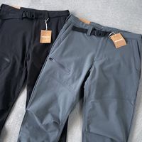 加绒软壳裤真能兼顾通勤与轻徒步？实测6款主流产品，这3个平衡点决定你穿得体面又自在