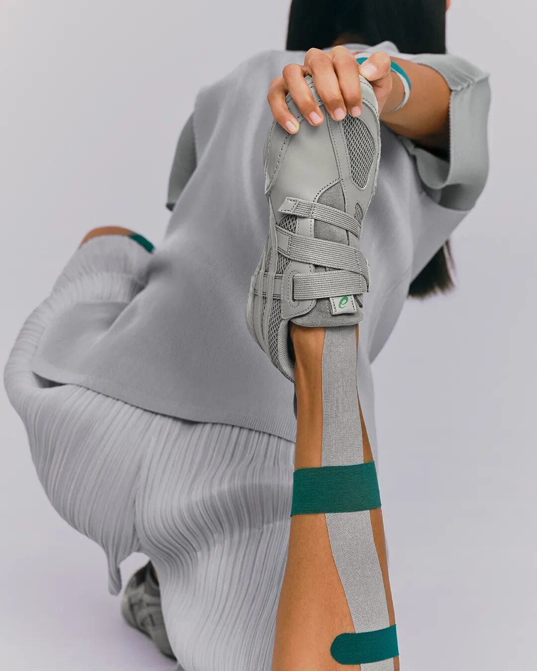 ASICS 携手三宅设计工作设计室推出 Hyper Taping