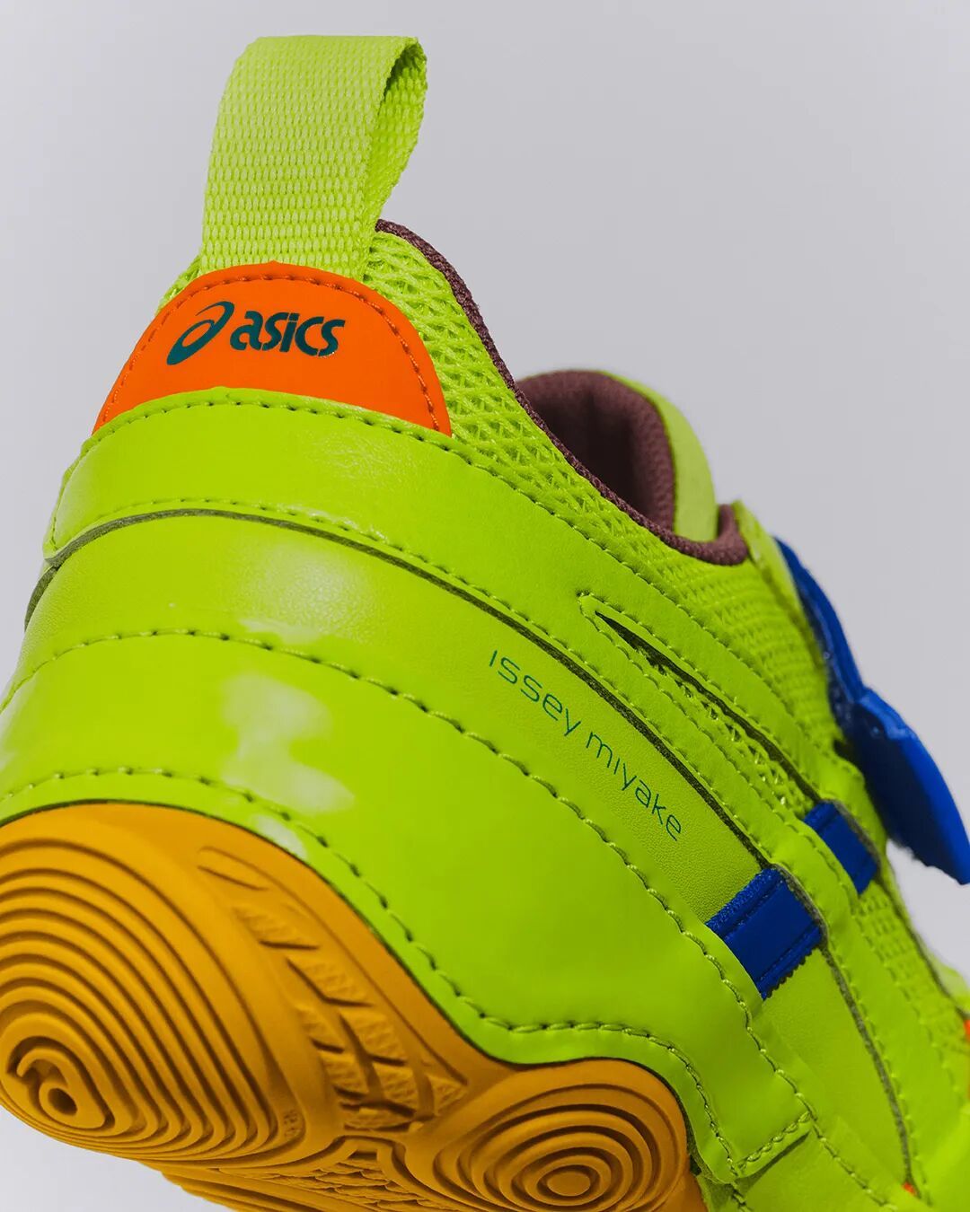 ASICS 携手三宅设计工作设计室推出 Hyper Taping