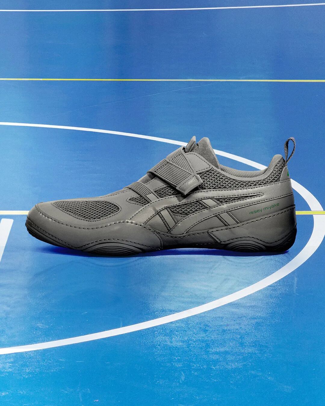 ASICS 携手三宅设计工作设计室推出 Hyper Taping