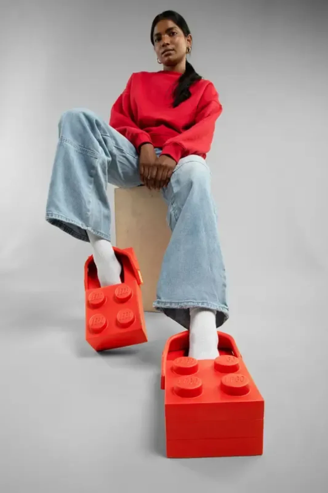 好方!乐高和Crocs推出联名款“积木洞洞鞋”,主打一个有棱有角!网友:十级痛感时尚单品