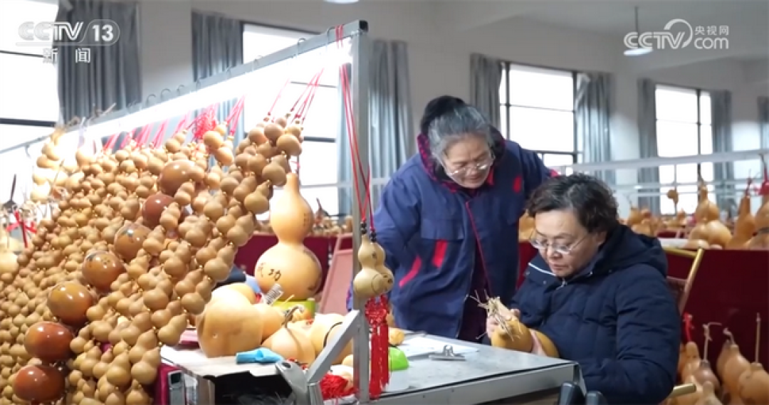 马元素年货马不停蹄“上新”拉满年味 “老手艺+非遗技艺”马力全开走俏市场