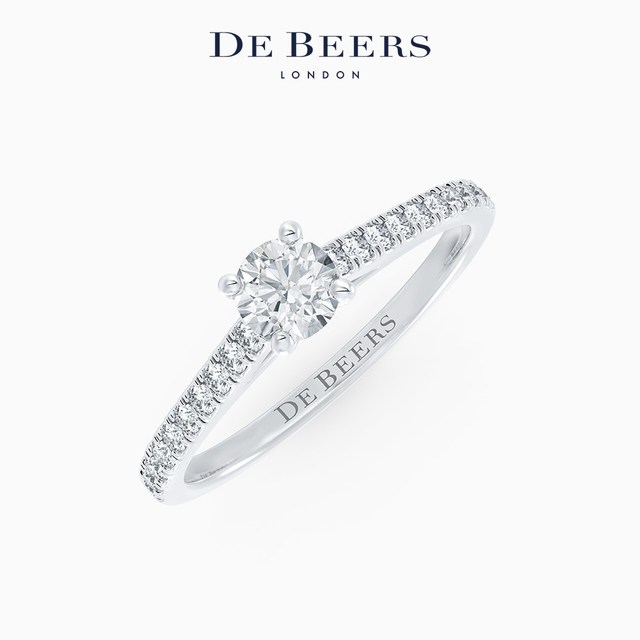 新年礼赠｜De Beers DB Classic 钻戒：以百年匠心，赠一生璀璨